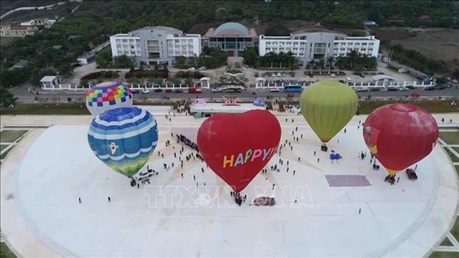 2nd international air balloon festival opens in Moc Chau